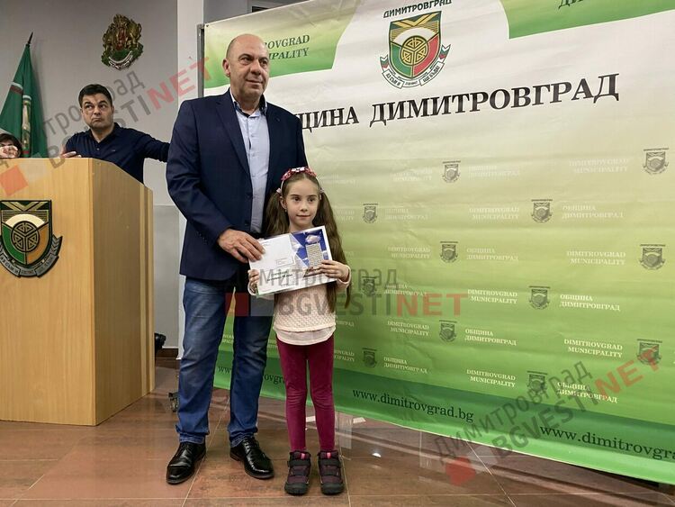 130 талантливи димитровградски деца получиха общински стипендии на стойност 30 000 лв.