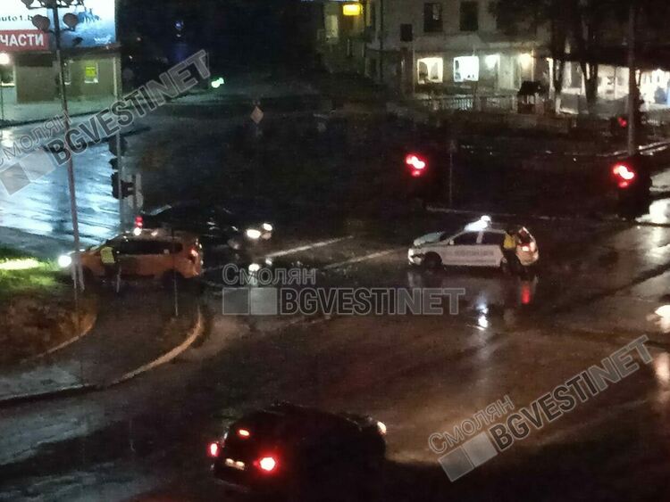 Патрулка и такси се удариха в Райково