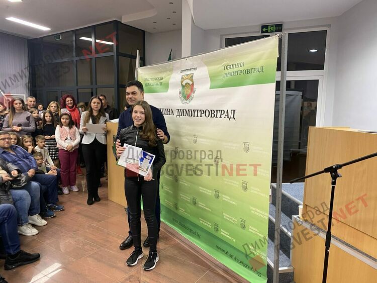 130 талантливи димитровградски деца получиха общински стипендии на стойност 30 000 лв.