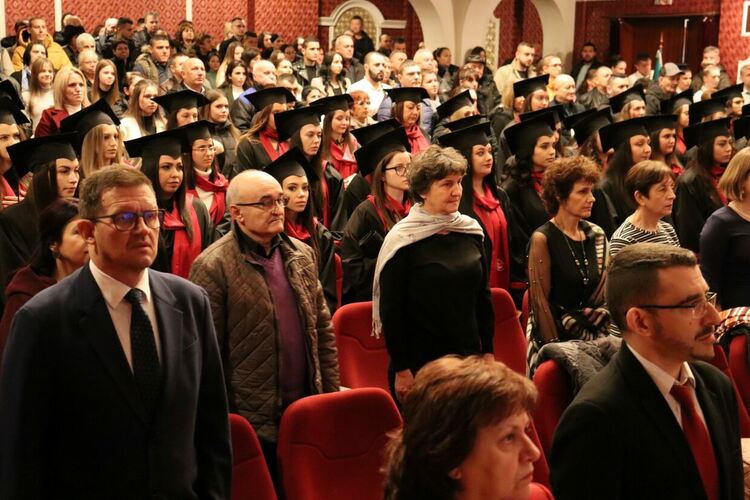 Връчиха дипломите на абсолвентите от специалностите „Медицинска сестра“ и „Акушерка“