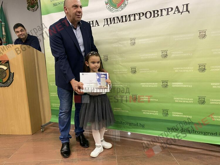130 талантливи димитровградски деца получиха общински стипендии на стойност 30 000 лв.