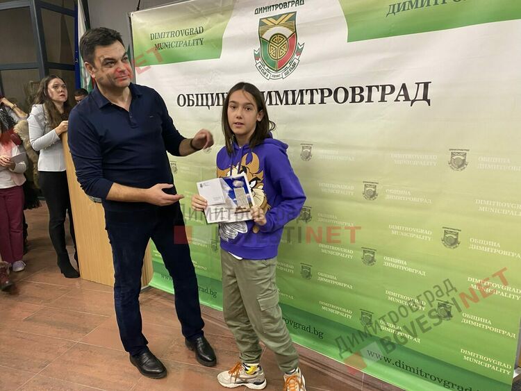 130 талантливи димитровградски деца получиха общински стипендии на стойност 30 000 лв.