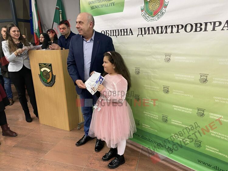 130 талантливи димитровградски деца получиха общински стипендии на стойност 30 000 лв.