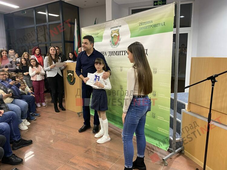 130 талантливи димитровградски деца получиха общински стипендии на стойност 30 000 лв.
