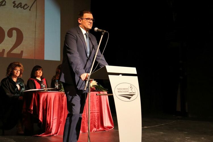 Връчиха дипломите на абсолвентите от специалностите „Медицинска сестра“ и „Акушерка“