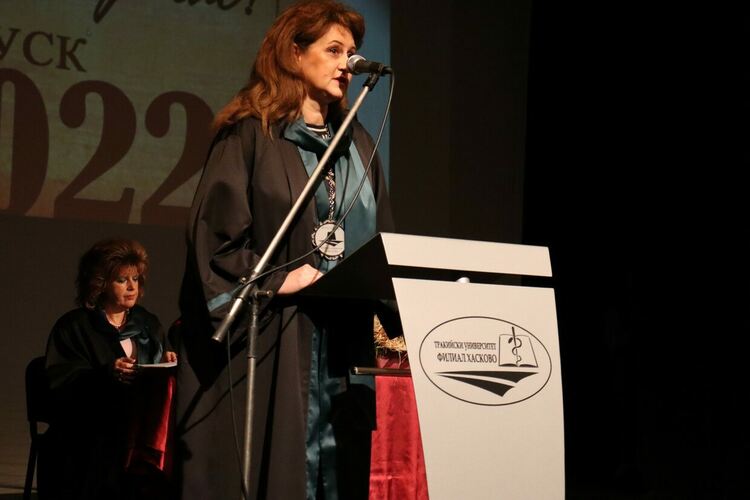 Връчиха дипломите на абсолвентите от специалностите „Медицинска сестра“ и „Акушерка“