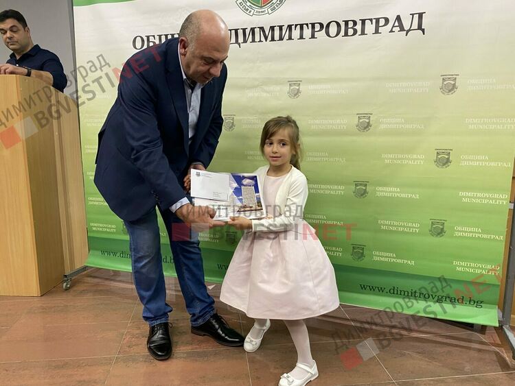 130 талантливи димитровградски деца получиха общински стипендии на стойност 30 000 лв.