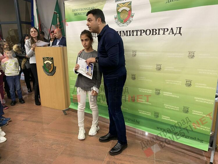 130 талантливи димитровградски деца получиха общински стипендии на стойност 30 000 лв.