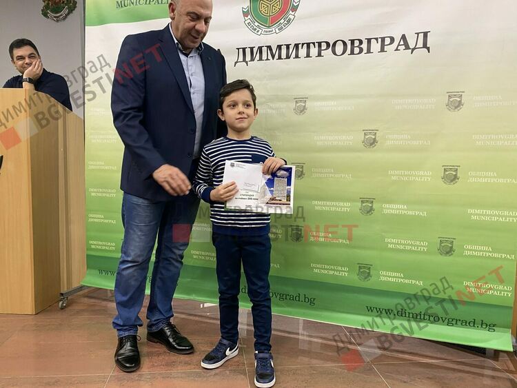 130 талантливи димитровградски деца получиха общински стипендии на стойност 30 000 лв.