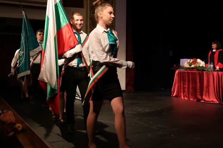 Връчиха дипломите на абсолвентите от специалностите „Медицинска сестра“ и „Акушерка“