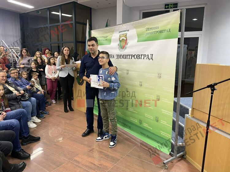 130 талантливи димитровградски деца получиха общински стипендии на стойност 30 000 лв.