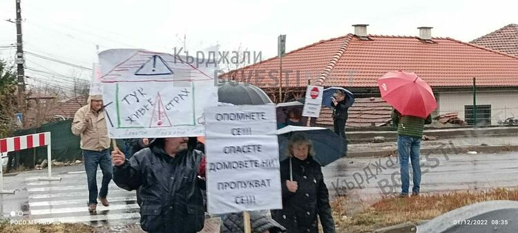 Дъждът не спря протеста на жителите на кв.”Гледка”, кметът обеща решение до 10 дни за трафика през квартала/снимки/