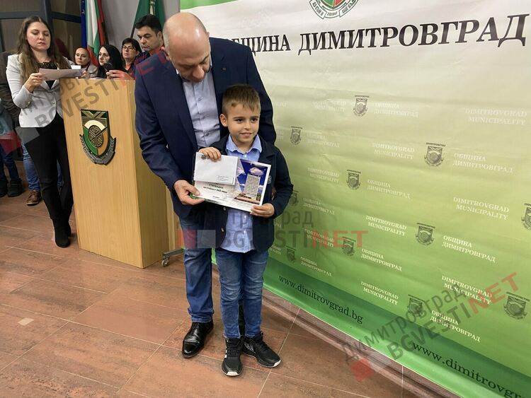 130 талантливи димитровградски деца получиха общински стипендии на стойност 30 000 лв.