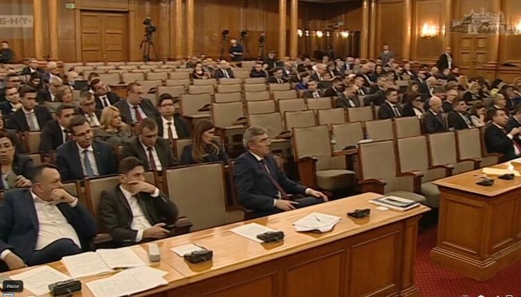 "Можем ли с дрегер да направим проверка на всички присъстващи". Дебатът продължава