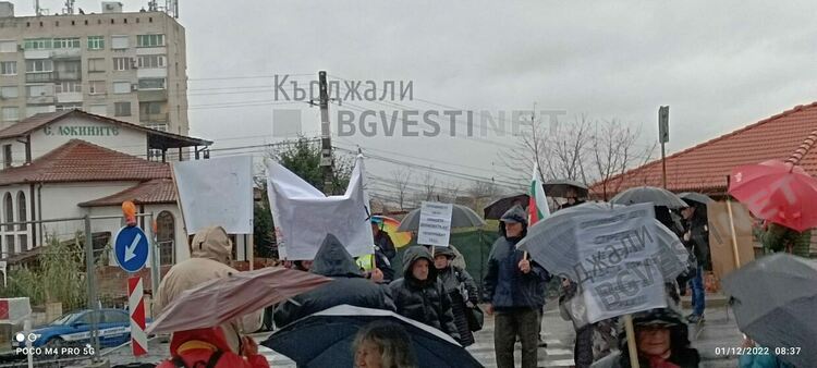 Дъждът не спря протеста на жителите на кв.”Гледка”, кметът обеща решение до 10 дни за трафика през квартала/снимки/