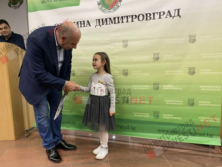 130 талантливи димитровградски деца получиха общински стипендии на стойност 30 000 лв.