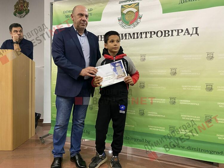 130 талантливи димитровградски деца получиха общински стипендии на стойност 30 000 лв.