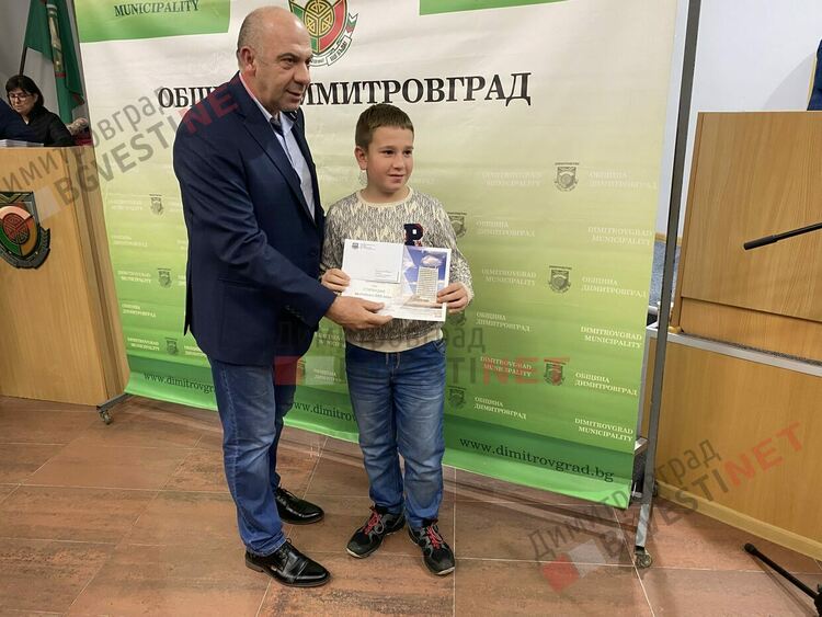 130 талантливи димитровградски деца получиха общински стипендии на стойност 30 000 лв.