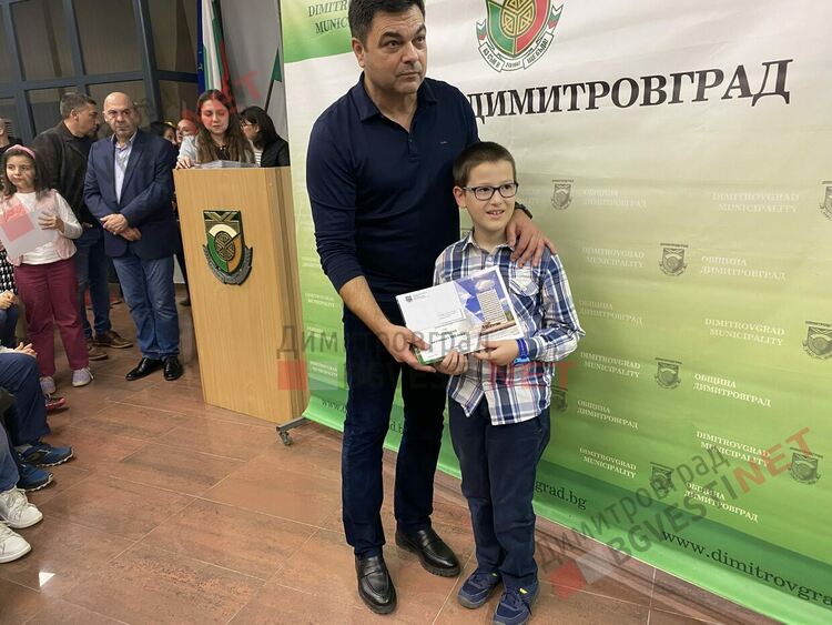 130 талантливи димитровградски деца получиха общински стипендии на стойност 30 000 лв.