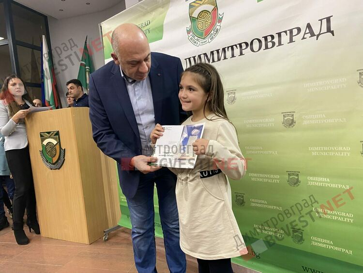 130 талантливи димитровградски деца получиха общински стипендии на стойност 30 000 лв.