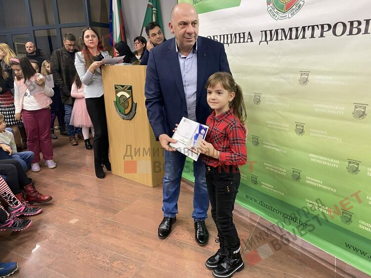 130 талантливи димитровградски деца получиха общински стипендии на стойност 30 000 лв.