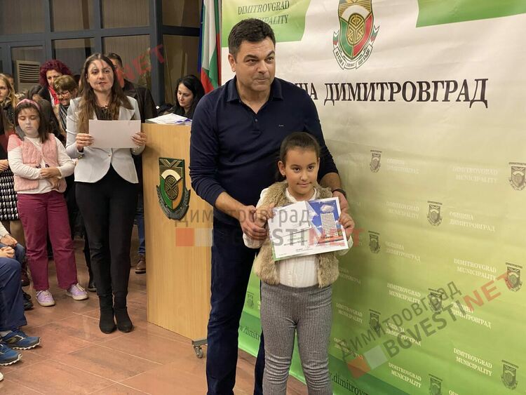 130 талантливи димитровградски деца получиха общински стипендии на стойност 30 000 лв.