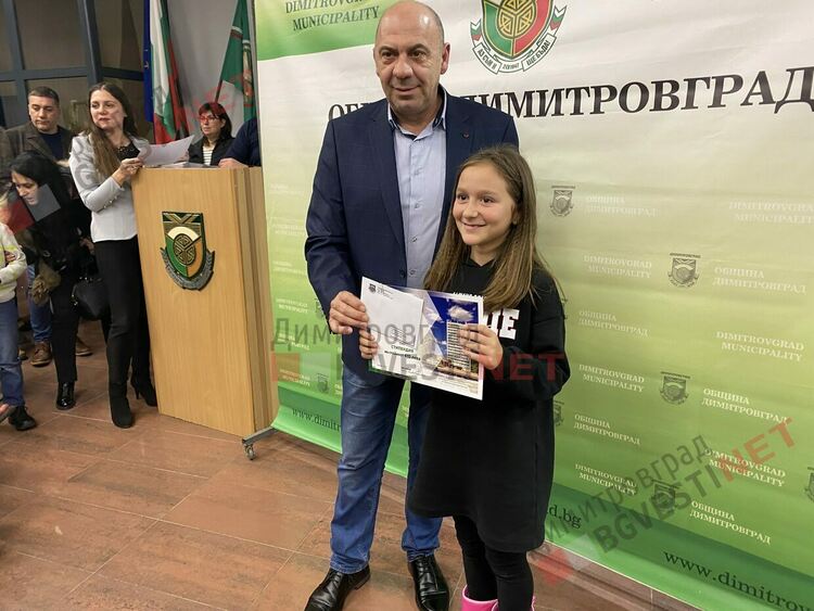 130 талантливи димитровградски деца получиха общински стипендии на стойност 30 000 лв.