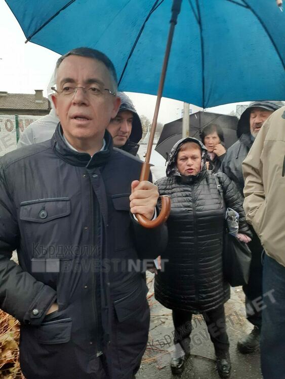 Дъждът не спря протеста на жителите на кв.”Гледка”, кметът обеща решение до 10 дни за трафика през квартала/снимки/