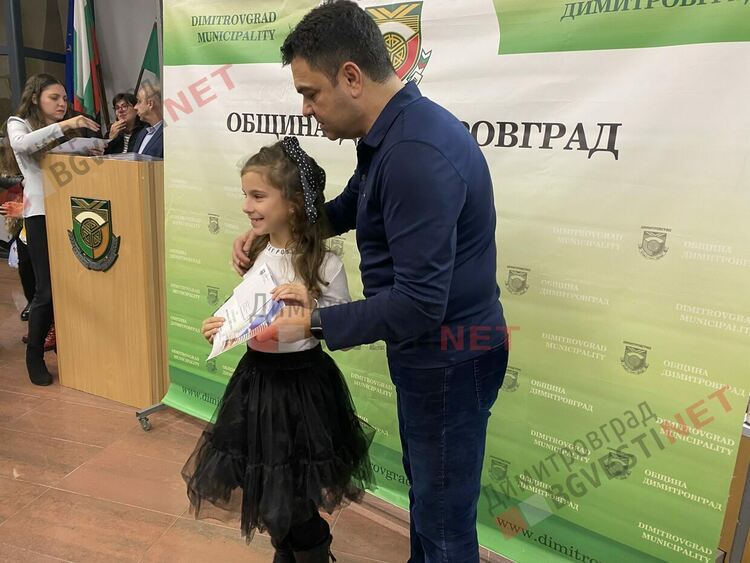 130 талантливи димитровградски деца получиха общински стипендии на стойност 30 000 лв.