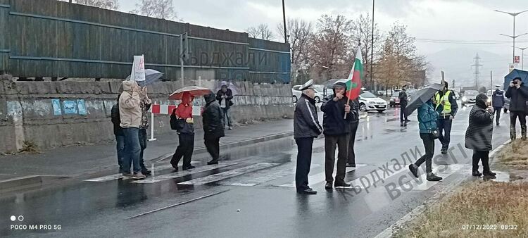 Дъждът не спря протеста на жителите на кв.”Гледка”, кметът обеща решение до 10 дни за трафика през квартала/снимки/