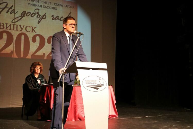 Връчиха дипломите на абсолвентите от специалностите „Медицинска сестра“ и „Акушерка“