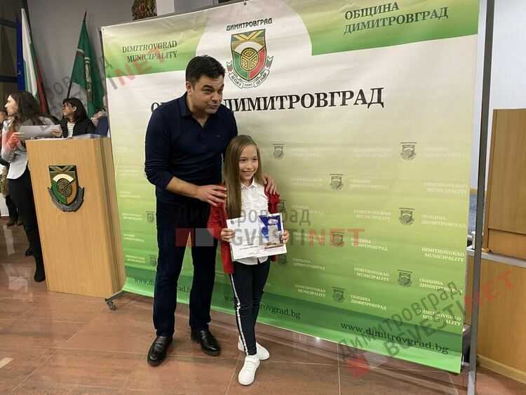 130 талантливи димитровградски деца получиха общински стипендии на стойност 30 000 лв.