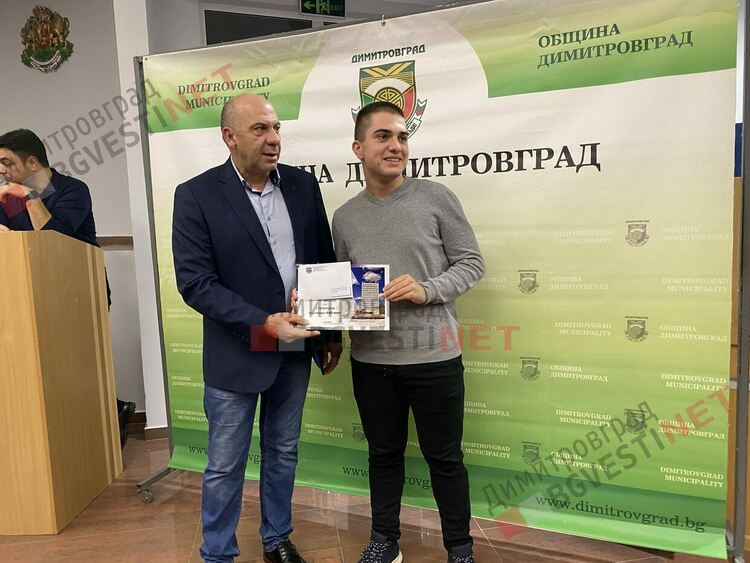 130 талантливи димитровградски деца получиха общински стипендии на стойност 30 000 лв.