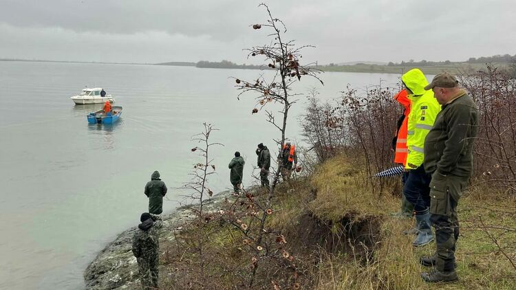 Четвърти ден издирват двамата изчезнали рибари в язовир "Мандра"
