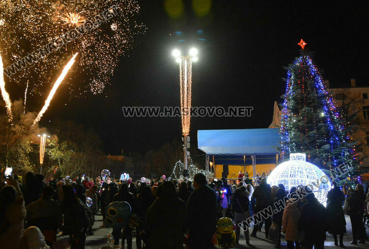 Коледната елха грейва на празничен концерт на 6 декември /програма/