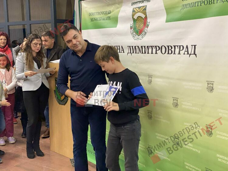 130 талантливи димитровградски деца получиха общински стипендии на стойност 30 000 лв.