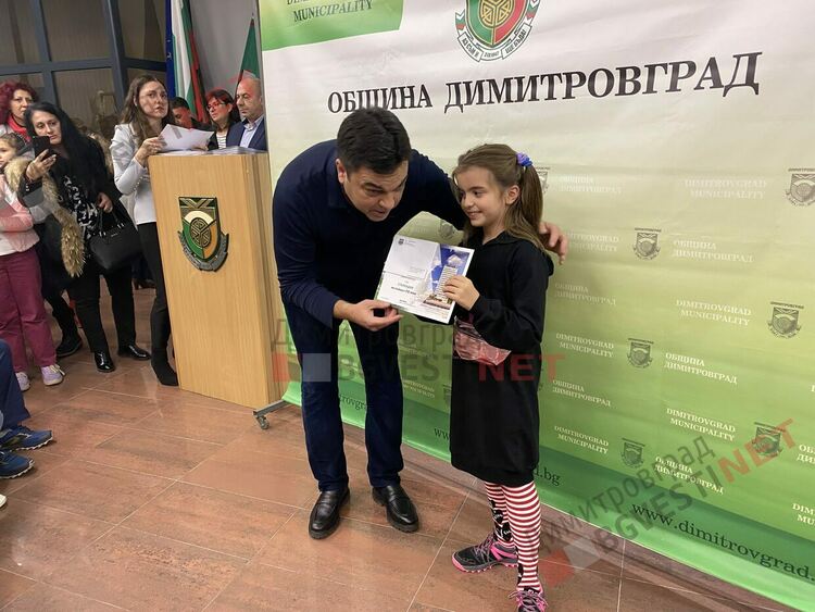 130 талантливи димитровградски деца получиха общински стипендии на стойност 30 000 лв.