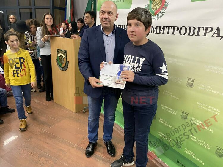 130 талантливи димитровградски деца получиха общински стипендии на стойност 30 000 лв.