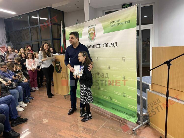 130 талантливи димитровградски деца получиха общински стипендии на стойност 30 000 лв.