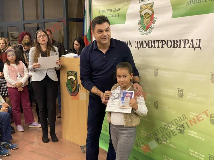 130 талантливи димитровградски деца получиха общински стипендии на стойност 30 000 лв.
