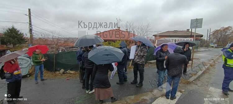 Дъждът не спря протеста на жителите на кв.”Гледка”, кметът обеща решение до 10 дни за трафика през квартала/снимки/