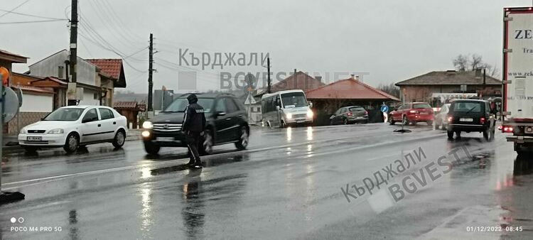 Дъждът не спря протеста на жителите на кв.”Гледка”, кметът обеща решение до 10 дни за трафика през квартала/снимки/