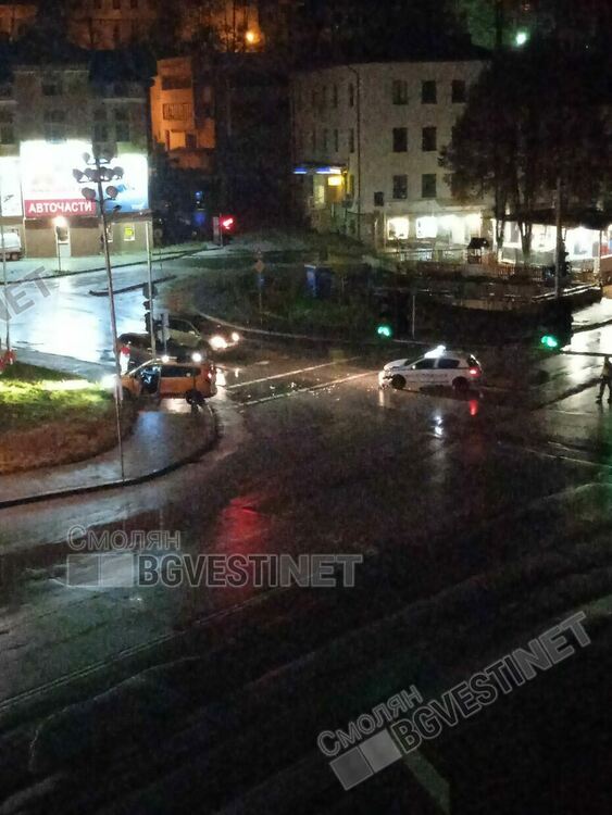 Патрулка и такси се удариха в Райково