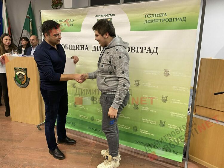 130 талантливи димитровградски деца получиха общински стипендии на стойност 30 000 лв.