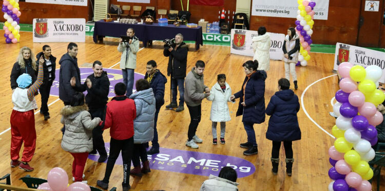 Деца и младежи от социални центрове се забавляваха в спортен празник