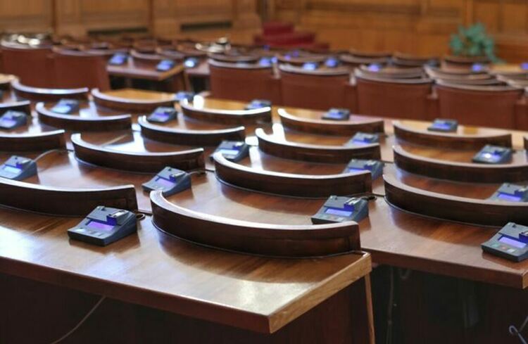 Близо 18 часа дебати по Изборния кодекс, 34-ма депутати издържаха докрай