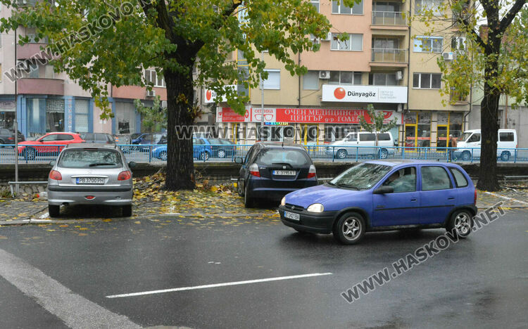 Търновски Опел пердаши в насрещното край пазара в Хасково