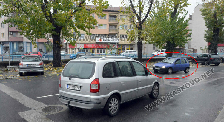 Търновски Опел пердаши в насрещното край пазара в Хасково