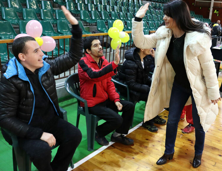 Деца и младежи от социални центрове се забавляваха в спортен празник