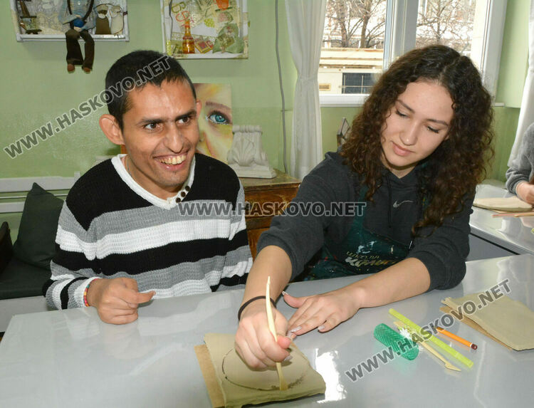 Таланти от „Колорит“ и деца с увреждания твориха с глина